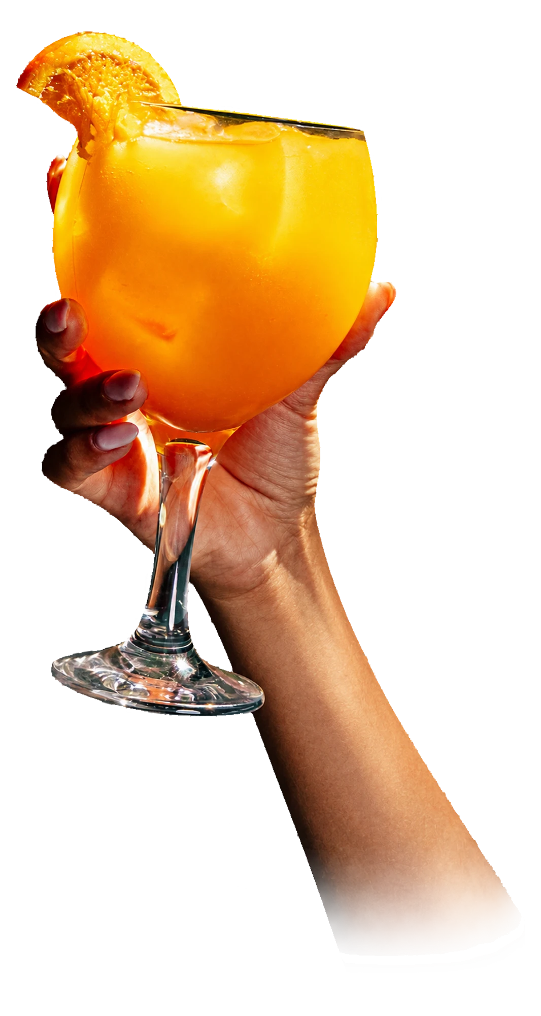 Copa de agua de Valencia con rodaja de naranja, sostenida en alto