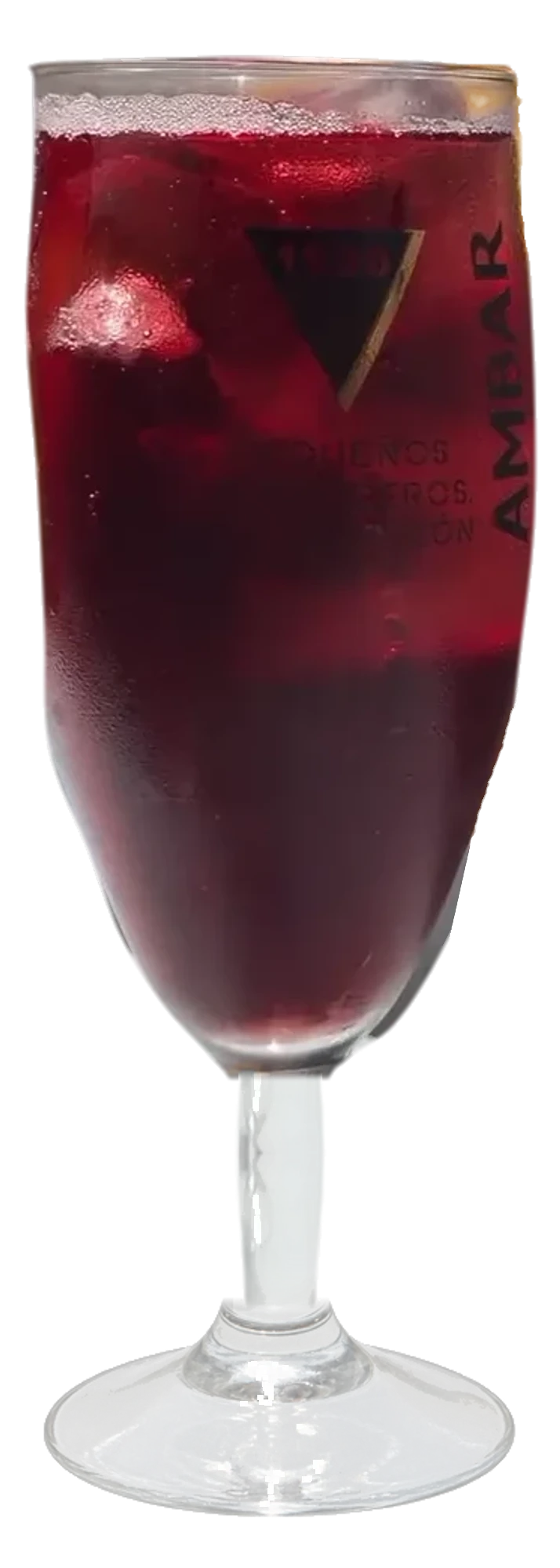 Copa de tinto de verano con hielo, recortada