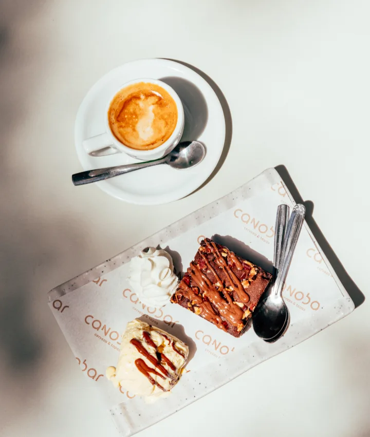 Café con brownie, vistos desde arriba sobre la mesa