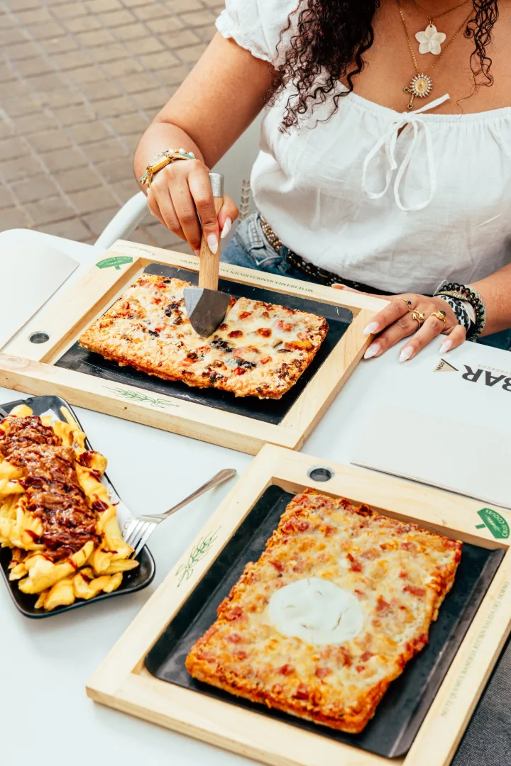 Pizzas crujientes sobre tablas de madera en la terraza