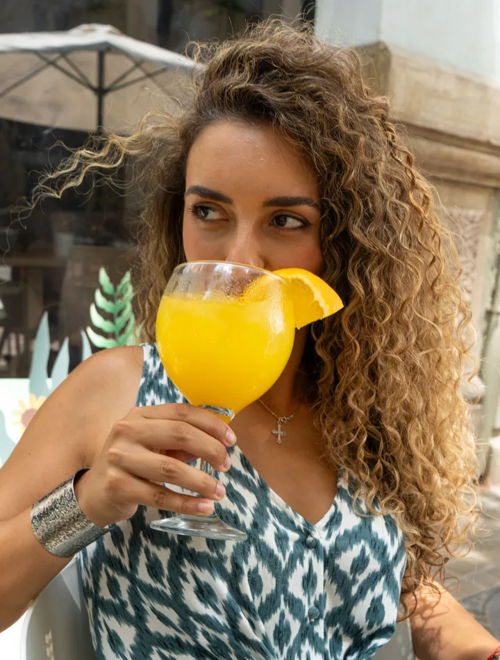En la terraza de CanoBar, bajo la sombrilla, una clienta prueba un agua de Valencia
